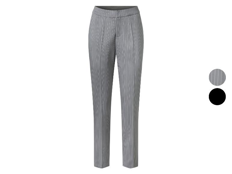 Pantalon gris à rayures blanches.