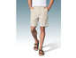 Un homme portant un short rayé et des sandales.