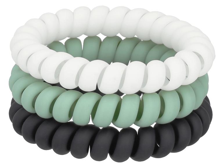 Trois élastiques à cheveux en spirale blancs, vert menthe et noirs, empilés.