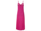 Une robe longue rose à imprimé floral.