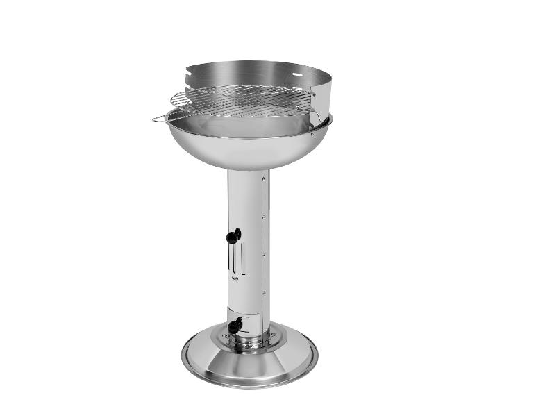 Barbecue au charbon de bois argenté sur pied avec une grille ronde.