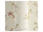 Papier peint floral crème avec des fleurs roses et oranges et des feuilles vertes.