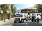 Jouet de camion de police avec des figurines dans une rue de la ville.