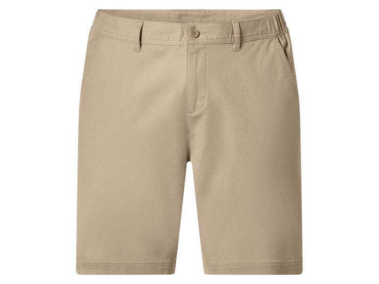 Short beige pour homme avec bouton et passants de ceinture.