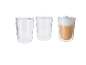 Trois verres à double paroi, deux vides et un avec un latte macchiato.