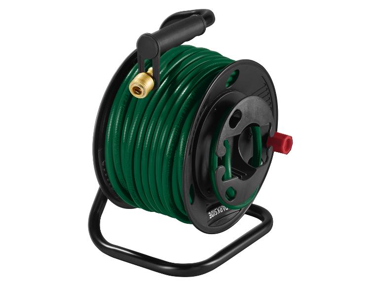 Tuyau d'arrosage vert enroulé sur un support noir avec une manivelle rouge, marque PARKSIDE.