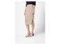 Jupe beige et mules beige à talons : look élégant et minimaliste.