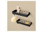 Deux étagères de douche noires avec produits de bain et une fleur de douche suspendue.