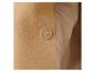 Gros plan d'un bouton sur un manteau en laine beige