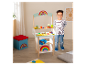 Un enfant joue avec de la pâte à modeler Play-Doh et un stand de jeu en bois.