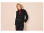 Femme en veste en tweed noir à double boutonnage et col roulé bordeaux