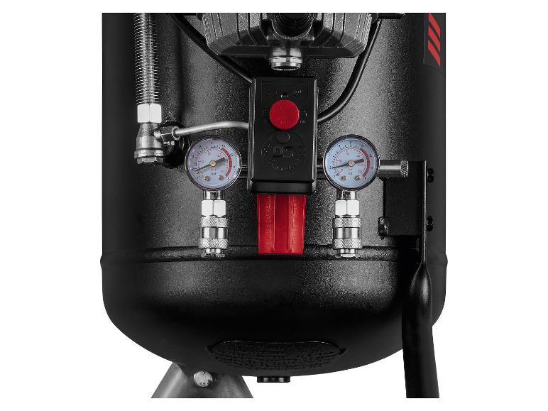 Détail d'un compresseur d'air noir avec manomètres et régulateurs de pression.