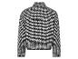 Une veste à manches longues à carreaux noirs et blancs.