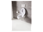 WC suspendu blanc avec couvercle dans une salle de bain carrelée de gris.