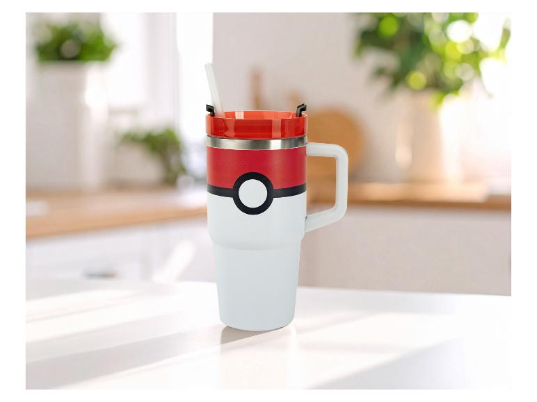 Gobelet isotherme style Poké Ball sur un comptoir de cuisine blanc