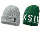Deux bonnets en tricot, un gris avec le logo Parkside et un vert avec du texte blanc.