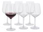 Six verres à vin, dont un rempli de vin rouge, sur fond blanc.