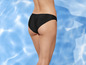 Bas de bikini noir sur fond bleu.