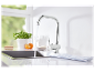Robinet de cuisine moderne au design minimaliste, l'eau coule.
