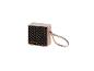 Enceinte portable carrée de couleur claire avec grille noire et dragonne.