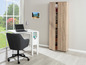 Un bureau blanc avec un ordinateur portable, un fauteuil de bureau gris et un placard en bois.