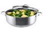 Casserole en acier inoxydable avec brocoli et pommes de terre, couvercle incliné.