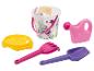 Ensemble de jouets de plage colorés avec seau, arrosoir, tamis, râteau et pelle.
