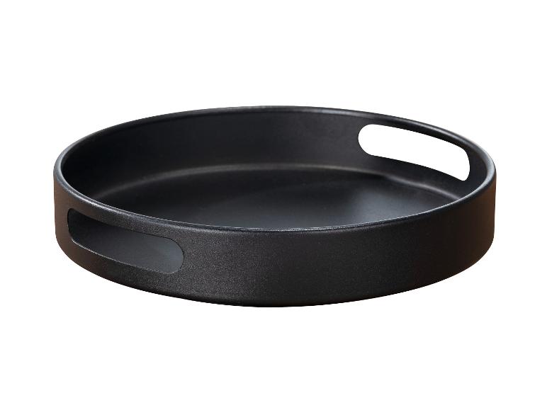 Un plateau rond noir avec des poignées.
