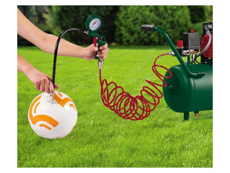 Personne gonflant un ballon de football avec un compresseur d'air et un manomètre.