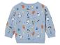 Un sweat-shirt bleu avec un imprimé d'ours, de pingouins et de bonhommes de neige faisant du ski.