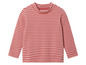 Un t-shirt à rayures roses à manches longues.