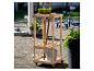 Organisateur d'outils de jardin en bois sur roulettes avec balai, pelle et seau.