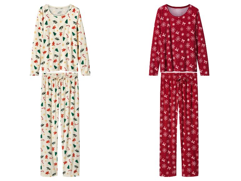 Deux ensembles de pyjamas de Noël : un crème avec des sapins et des bonshommes en pain d'épices, un rouge avec des flocons de neige et des nœuds.