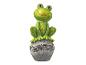 Une figurine de grenouille verte assise sur une boule de pierre.