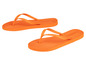 Deux paires de tongs orange avec des lanières tressées.