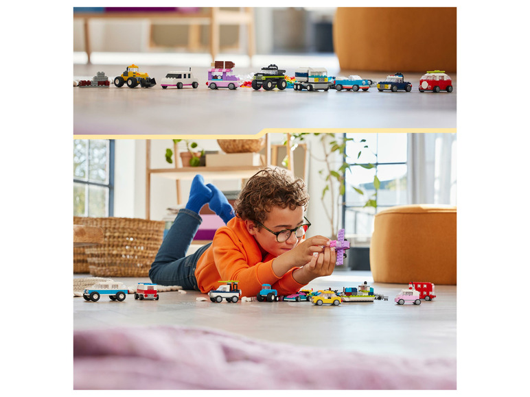 Un enfant joue avec des voitures et des avions LEGO®.