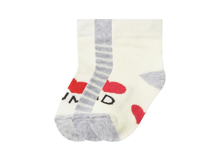 Lot de 3 paires de chaussettes bébé, deux blanches avec cœurs rouges et une grise rayée.