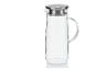 Une carafe en verre avec un couvercle en métal