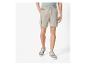 Shorts cargo beiges et baskets : look décontracté pour homme.