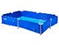 Piscine rectangulaire bleue à cadre avec intérieur bleu clair, vide.