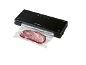 Appareil de mise sous vide avec du bœuf cru dans un sac sous vide.