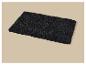 Tapis shaggy noir sur fond beige.