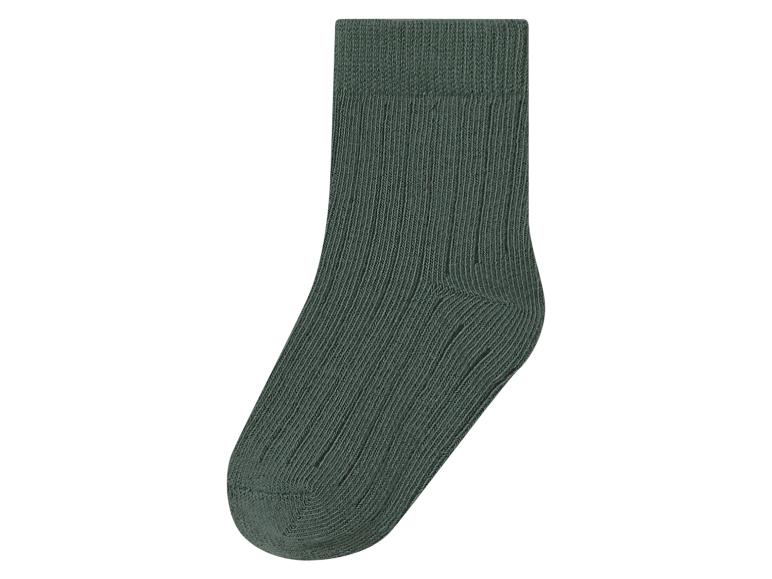 Une chaussette côtelée vert foncé.