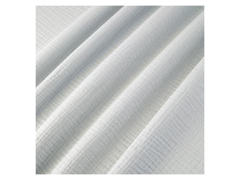 Gros plan sur un tissu gris clair.