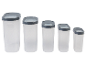 Ensemble de quatre récipients en plastique transparents avec couvercles gris.