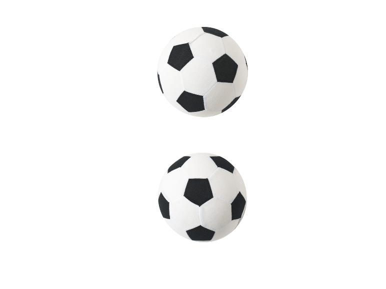 Deux ballons de football noirs et blancs sur fond blanc.