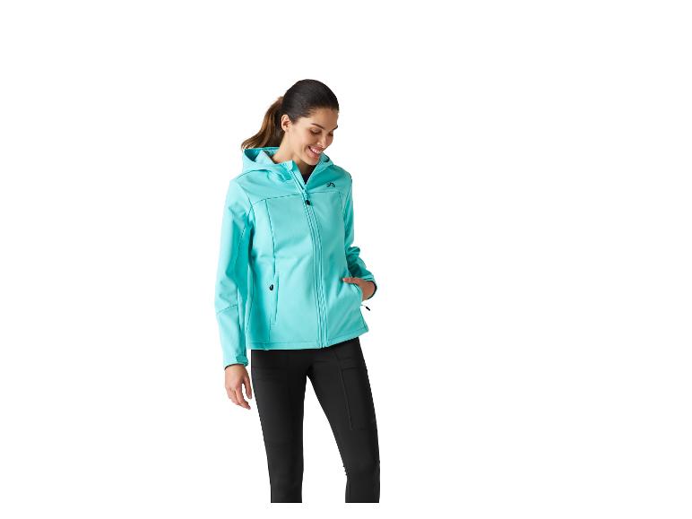 Femme en veste à capuche turquoise et pantalon noir.