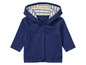 Un sweat-shirt bleu à capuche et à boutons pour bébé.