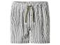 Short de pyjama rayé gris et blanc pour homme avec cordon de serrage.