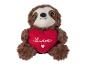 Un paresseux en peluche marron qui tient un cœur rouge avec 'love' dessus.